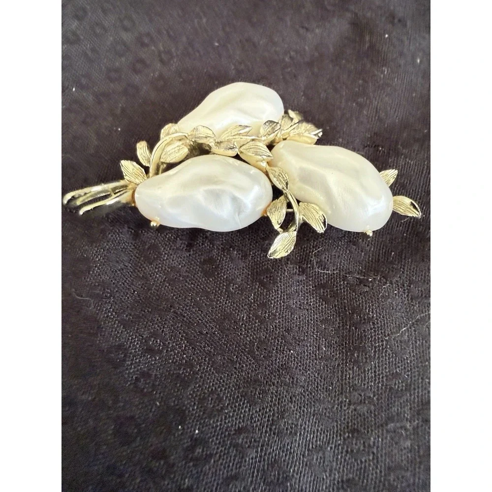 BSK‎ Faux Baroque Pearl Leaf Brooch
